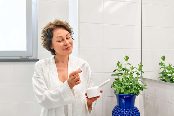 Comment intégrer l'huile de jojoba dans votre routine de soins pour cheveux secs?