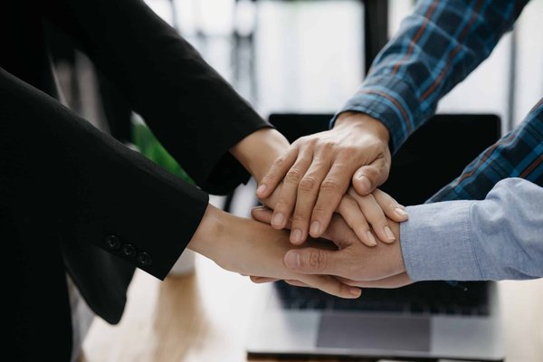 Comment coordonner une broche florale avec une tenue de printemps légère et aérée?