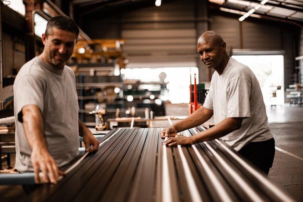 Quelles tenues sélectionner pour un look professionnel en été sans sacrifier le confort?